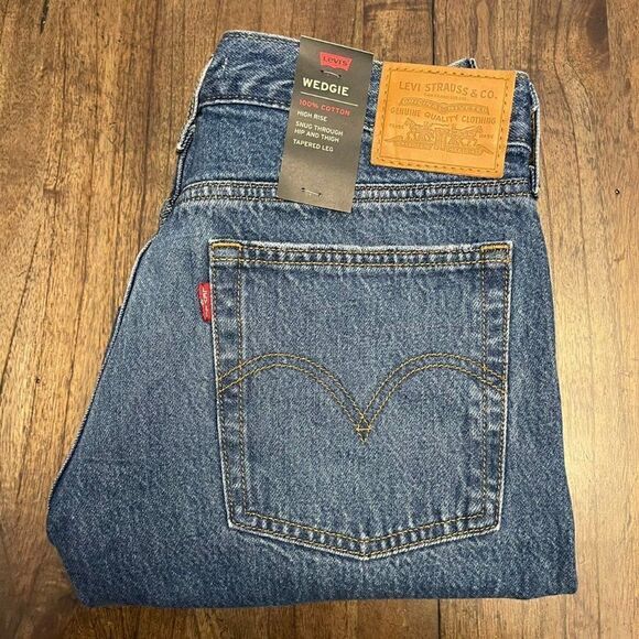 Levi's NEW Wedgie Jeans  - Picture 3 of 10